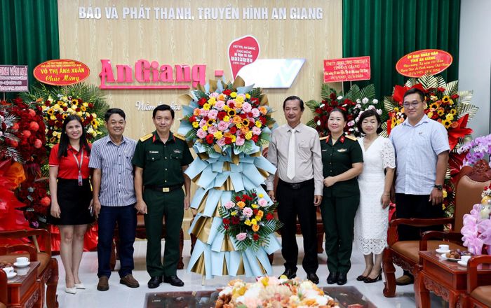 Lãnh đạo Viettel chi nhánh An Giang chúc mừng Báo và Phát thanh - Truyền hình An Giang.