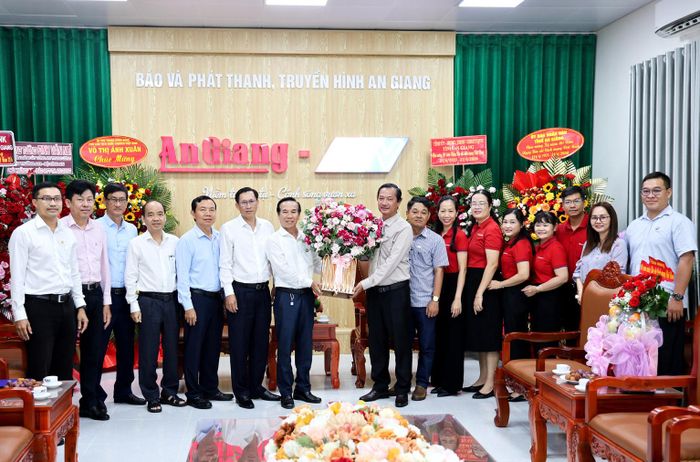 Lãnh đạo các ngân hàng chúc mừng Báo và Phát thanh - Truyền hình An Giang.