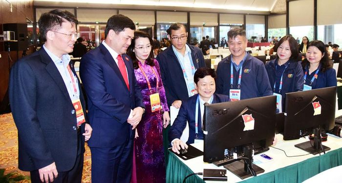 Các đồng chí: Nguyễn Hồng Thái, Ủy viên Trung ương Đảng, Bí thư Tỉnh ủy; Nguyễn Thị Hương, Phó Bí thư Thường trực Tỉnh ủy động viên cán bộ, phóng viên Báo và Phát thanh, Truyền hình Bắc Ninh tác nghiệp tại Đại hội XIV của Đảng, tháng 1/2026.