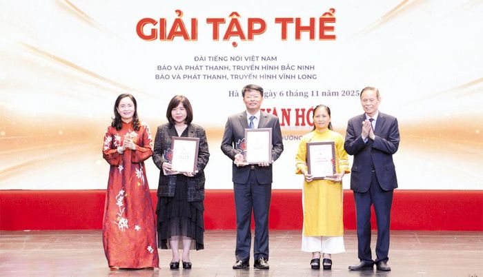 Đồng chí Nguyễn Trung Hiền, Tỉnh ủy viên, Giám đốc Báo và Phát thanh, Truyền hình Bắc Ninh nhận giải tập thể Giải Báo chí toàn quốc vì sự nghiệp phát triển Văn hóa Việt Nam lần thứ Ba.