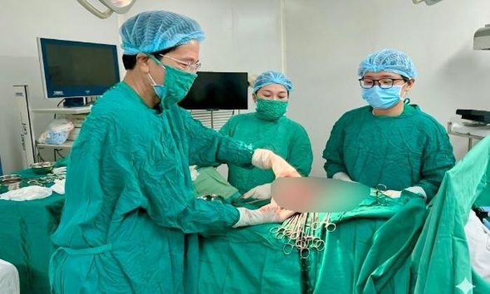 Ê-kíp Bệnh viện Sản - Nhi Bắc Ninh số 1 thực hiện ca phẫu thuật.