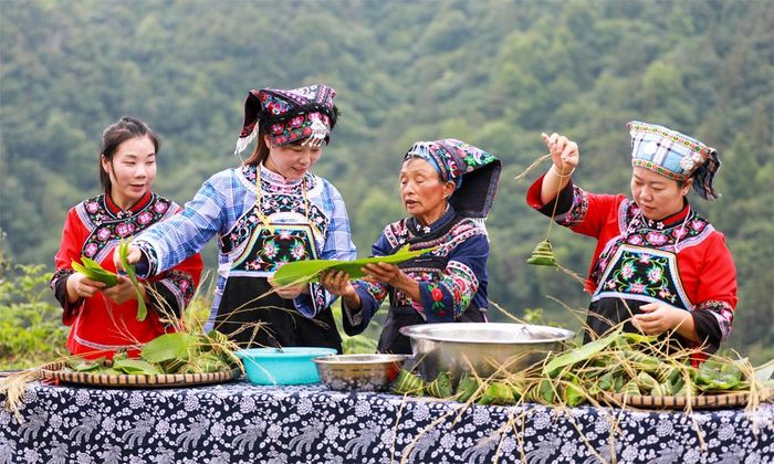 Người dân làm bánh ú đón Tết Đoan Ngọ tại Quý Châu, Trung Quốc.