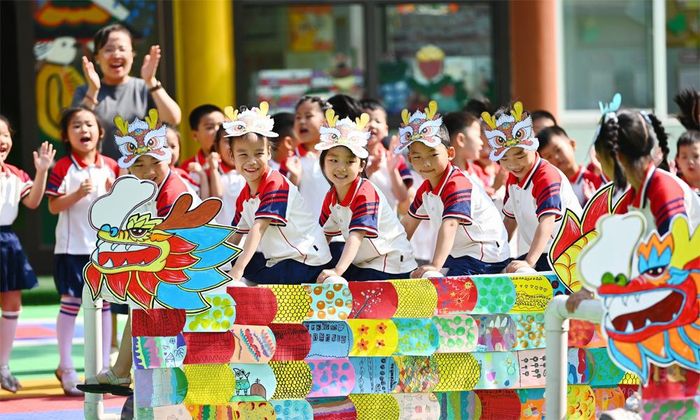 Học sinh tại một trường mầm non ở Sơn Đông, Trung Quốc tham gia Lễ hội đua thuyền nhân dịp Tết Đoan Ngọ.