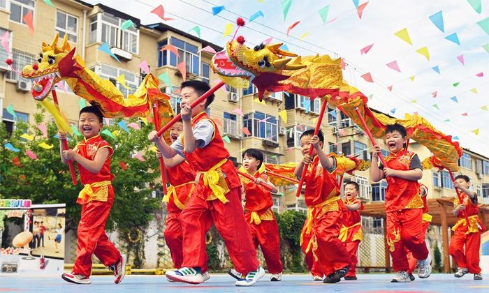 Trẻ em biểu diễn múa rồng nhân dịp Tết Đoan Ngọ tại Sơn Đông, Trung Quốc.