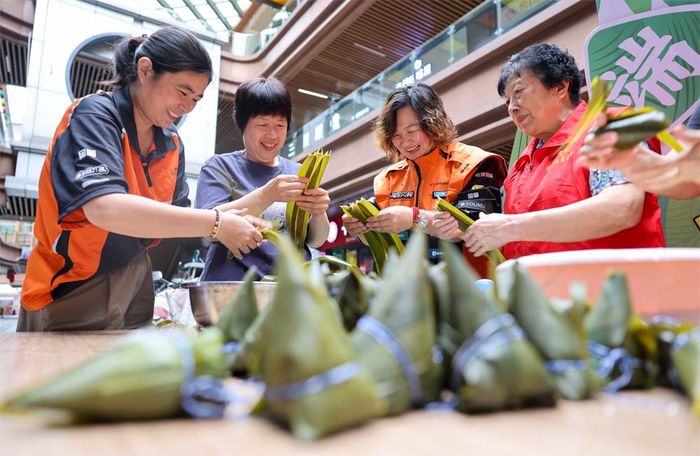 Người dân làm bánh ú đón Tết Đoan Ngọ tại Giang Tô, Trung Quốc.