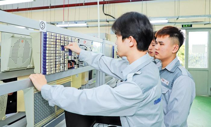  Đào tạo nhân lực cho ngành công nghiệp bán dẫn. 