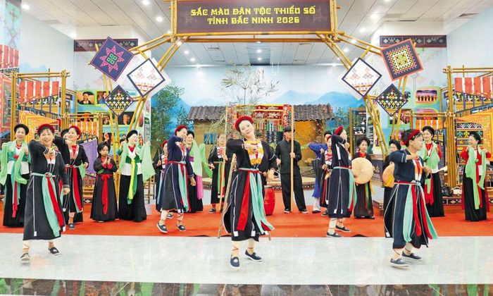 Đồng bào vùng cao bảo tồn, gìn giữ nét đẹp văn hóa truyền thống. Ảnh: Không gian trưng bày sắc màu dân tộc thiểu số tỉnh Bắc Ninh tại Festival "Về miền di sản Bắc Ninh - 2026". Ảnh: Việt Thanh.