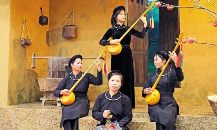 Trình diễn hát Then của đồng bào dân tộc Tày (xã An Lạc).