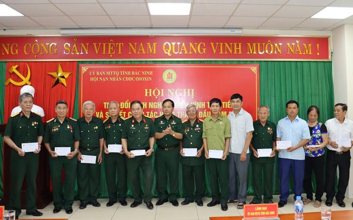  Các điển hình tiên tiến tại hội nghị được biểu dương, tặng quà. 