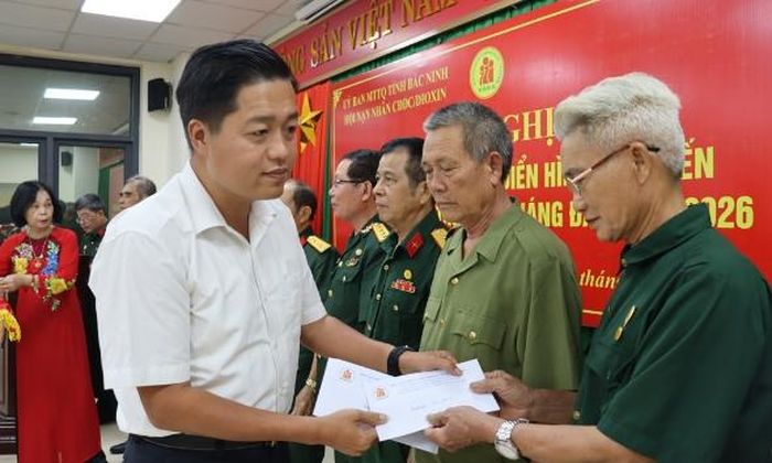  Đồng chí Nguyễn Nhân Chinh trao quà cho các điển hình tiên tiến. 