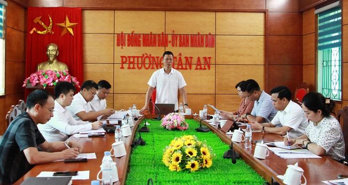  Trưởng Ban Văn hóa - Xã hội, HĐND tỉnh Thân Trung Kiên chủ trì buổi giám sát. 