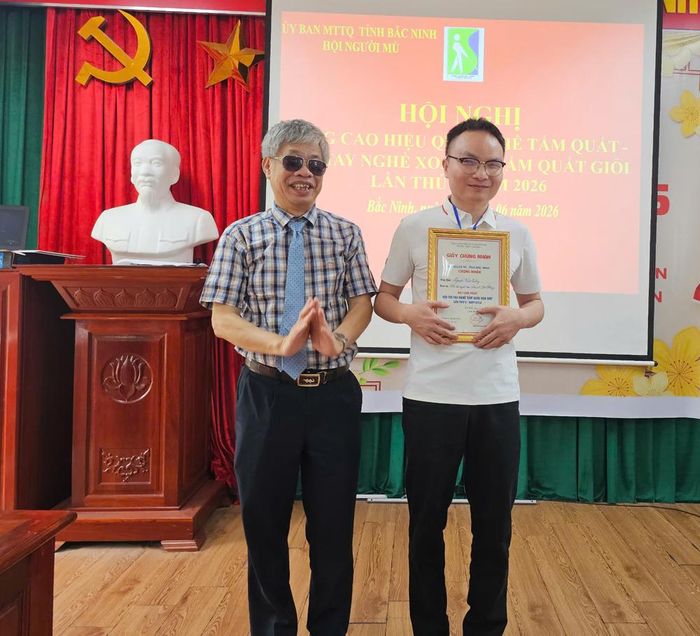 Lãnh đạo Hội Người mù Việt Nam trao giải Nhất cho thí sinh Nguyễn Văn Tùng (xã Yên Phong).