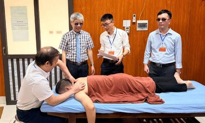 Thí sinh thực hành phần thi tay nghề xoa bóp, tẩm quất.