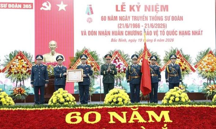  Thừa ủy quyền của Chủ tịch nước, Thượng tướng Nguyễn Văn Hiền trao Huân chương Bảo vệ Tổ quốc hạng Nhất cho Sư đoàn Phòng không 365. 