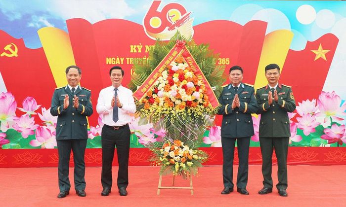  Đồng chí Lê Xuân Lợi tặng hoa chúc mừng Sư đoàn Phòng không 365 nhân ngày truyền thống đơn vị. 