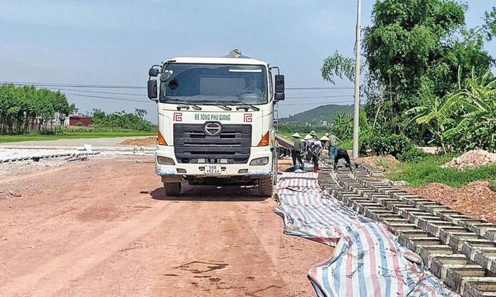  Nhà thầu đang hoàn thiện phần đường thuộc dự án xây dựng đường tỉnh 293 kéo dài, đoạn từ ngã ba Khám Lạng đến chợ Quỷnh, xã Nghĩa Phương. 
