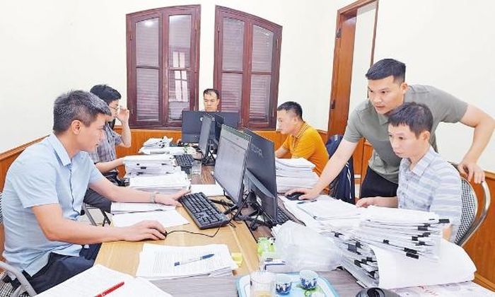 Các cán bộ biệt phái từ Trung tâm Quản lý nhà và giám định xây dựng (Sở Xây dựng) làm việc cả ngày thứ Bảy.