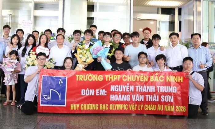  Lãnh đạo Sở Giáo dục và Đào tạo cùng đông đảo giáo viên, học sinh Trường Trung học phổ thông Chuyên Bắc Ninh chào đón Hoàng Văn Thái Sơn và Nguyễn Thành Trung tại sân bay Quốc tế Nội Bài chiều 19/6. 