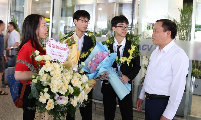  Đồng chí Nguyễn Hữu Bình, Phó Giám đốc Sở Giáo dục và Đào tạo chia vui cùng Tiến sĩ Nguyễn Thị Thúy và 2 học sinh Bắc Ninh đoạt Huy chương Bạc EuPhO 2026. 