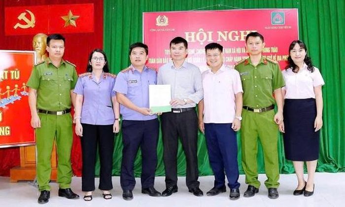 Lãnh đạo Viện Kiểm sát nhân dân khu vực 8 - Bắc Ninh, Công an xã Tân Chi và Phòng Giao dịch Ngân hàng Chính sách xã hội Tiên Du bàn giao biên bản xét duyệt vay vốn cho các trường hợp chấp hành xong án tù và sau cai nghiện.