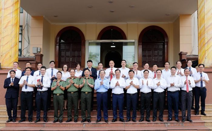  Đại biểu chụp ảnh lưu niệm. 