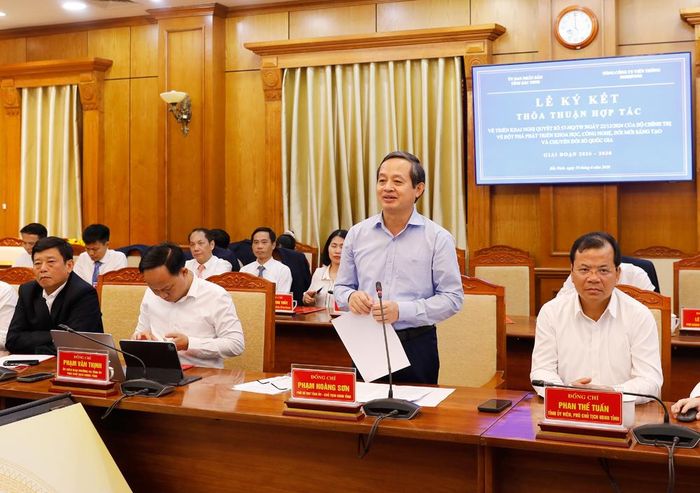  Đồng chí Phạm Hoàng Sơn phát biểu. 