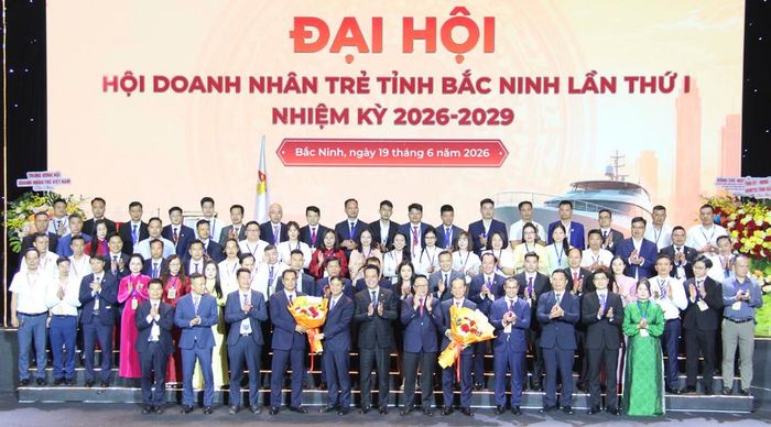 Ban Chấp hành khóa I ra mắt Đại hội.