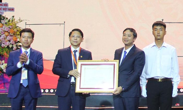 Thừa ủy quyền của Chủ tịch nước, đồng chí Nguyễn Việt Oanh trao Huân chương Lao động hạng Ba cho Hội Doanh nhân trẻ tỉnh.