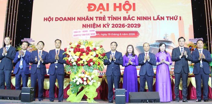 Các đồng chí lãnh đạo tỉnh tặng hoa chúc mừng Đại hội.