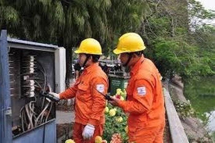 Nhân viên kỹ thuật thực hiện kiểm tra và bảo trì trạm biến áp để đảm bảo vận hành an toàn.