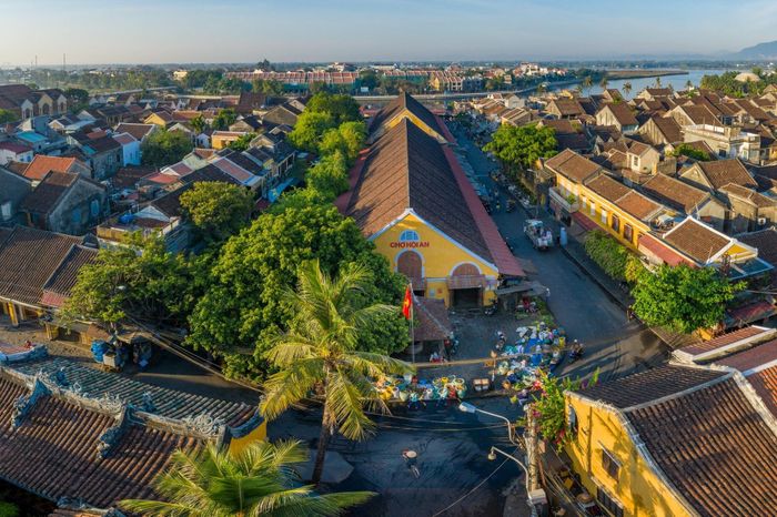 Chợ Hội An bày bán các loại lá thuốc mùng Năm. Ảnh: Phan Vũ Trọng
