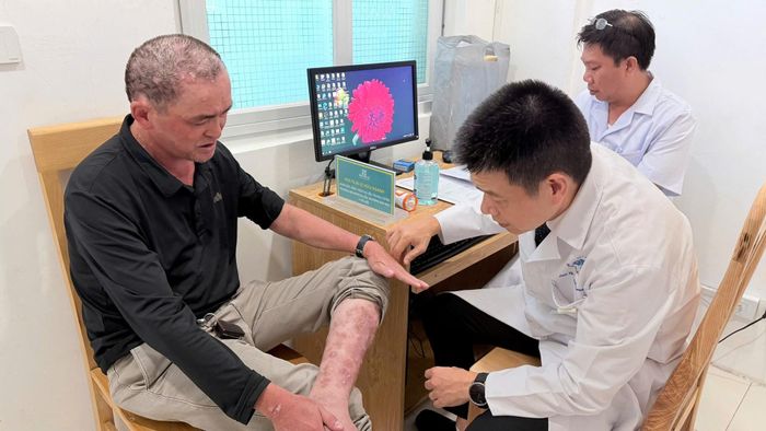 Bác sĩ tư vấn phác đồ điều trị cho người bệnh tại Phòng khám chuyên đề bệnh vảy nến, Bệnh viện 199. Ảnh: HÙNG ANH
