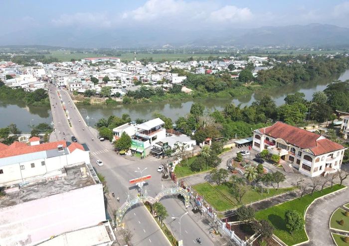 Một góc khu vực trung tâm xã Đại Lộc. Ảnh: C.Tú