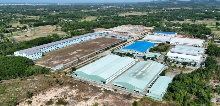 Cụm công nghiệp Chợ Lò (xã Chiên Đàn) thu hút nhiều lao động địa phương. Ảnh: C.Tú