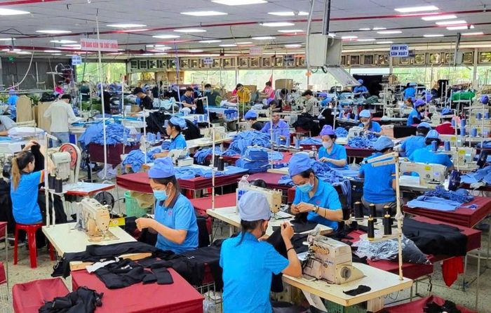 Công nhân làm việc tại Xí Nghiệp may Ánh Sáng 7, Công ty TNHH Dệt may thương mại Tấn Minh (xã Nam Phước). Ảnh: PHI THÀNH