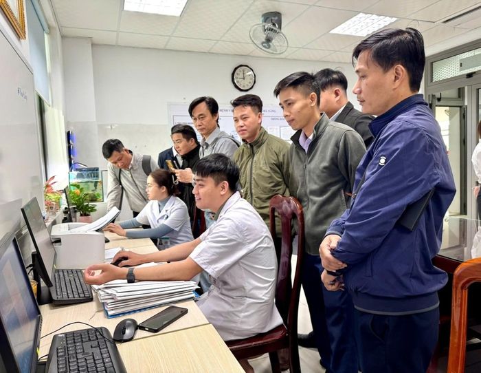 Đại diện các trung tâm y tế khu vực trao đổi kinh nghiệm về bệnh án điện tử tại Bệnh viện Y học cổ truyền Đà Nẵng. Ảnh: L.Hùng