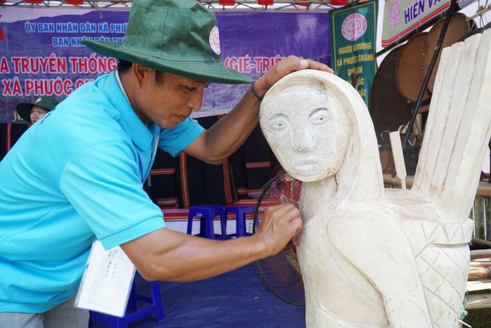 Nghệ nhân thôn 4 (xã Phước Chánh) hoàn thiện tác phẩm “Bóng dáng miền sơn cước”. Ảnh: N.ĐOAN