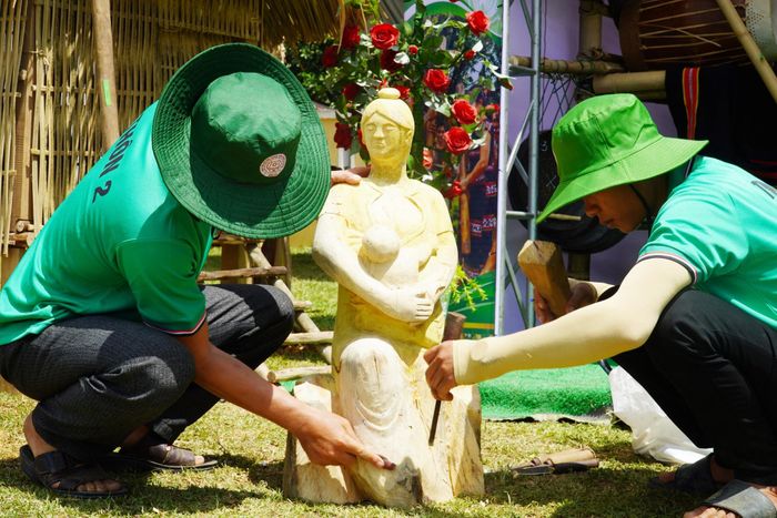 Các nghệ nhân thôn 2 tỉ mẩn chế tác bức tượng gỗ tại ngày hội văn hóa người Bhnong do UBND xã Phước Chánh tổ chức đầu tháng 6/2025. Ảnh: N.ĐOAN