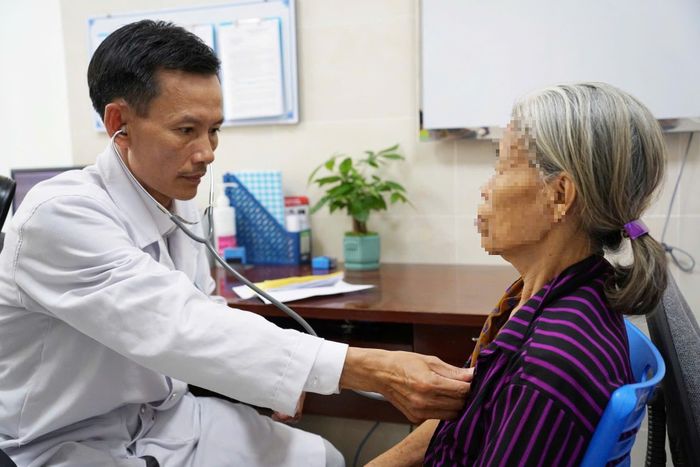 Sau khi tự dùng thuốc tại nhà, bà H.T.N. đến cơ sở y tế kiểm tra khi tình trạng khó thở kéo dài và xuất hiện dấu hiệu bất thường. Ảnh: DUY AN