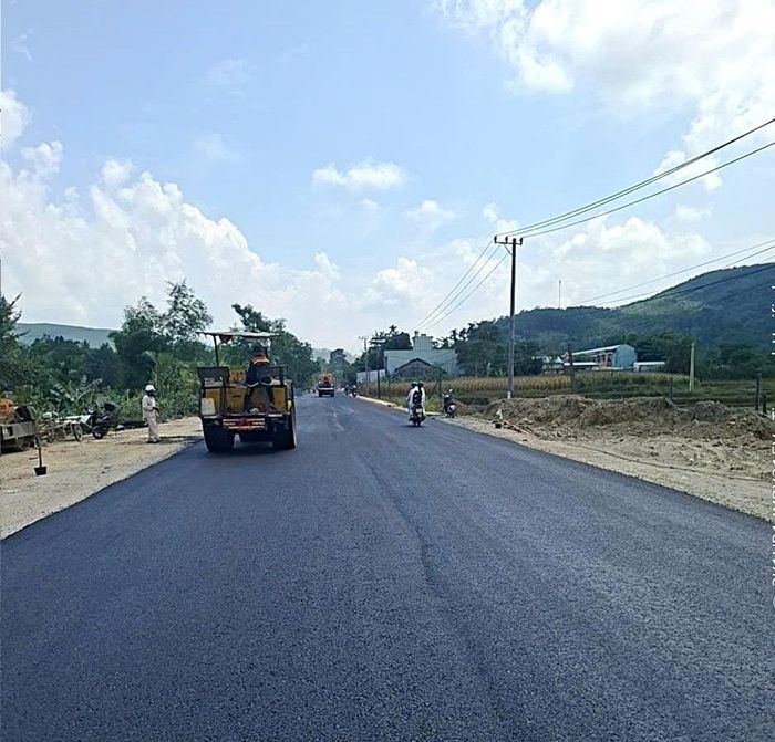 Thảm nhựa mặt đường đoạn qua xã Thạnh Bình. Ảnh: CÔNG TÚ
