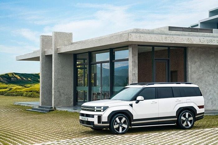 Hyundai Santa Fe 2026 sở hữu ngoại hình khối hộp bề thế và hiện đại.