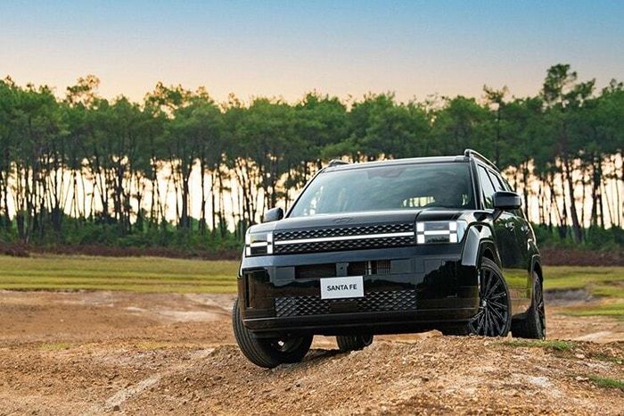 Hệ thống đèn hình chữ H đặc trưng trên Hyundai Santa Fe thế hệ mới.