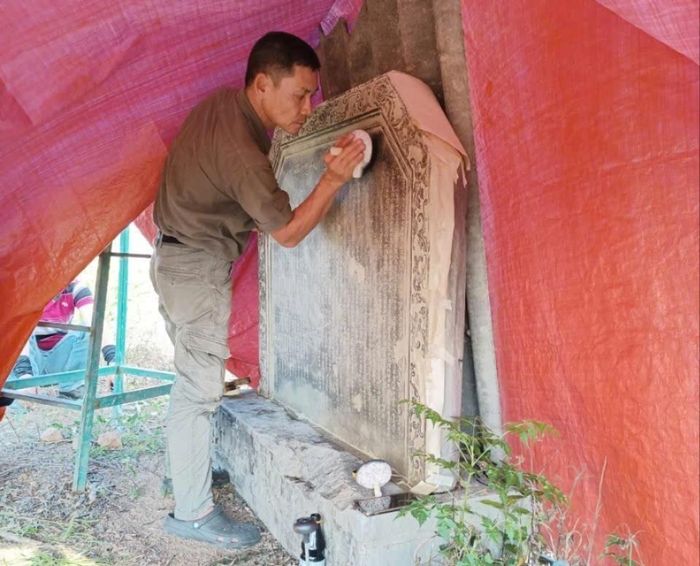 Các văn bia được in rập, sao chép để thực hiện số hóa.