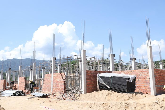 Dự án xây dựng Trường Phổ thông nội trú liên cấp tiểu học và THCS xã La Dêê đang được đẩy nhanh tiến độ. Ảnh: NGỌC PHÚ