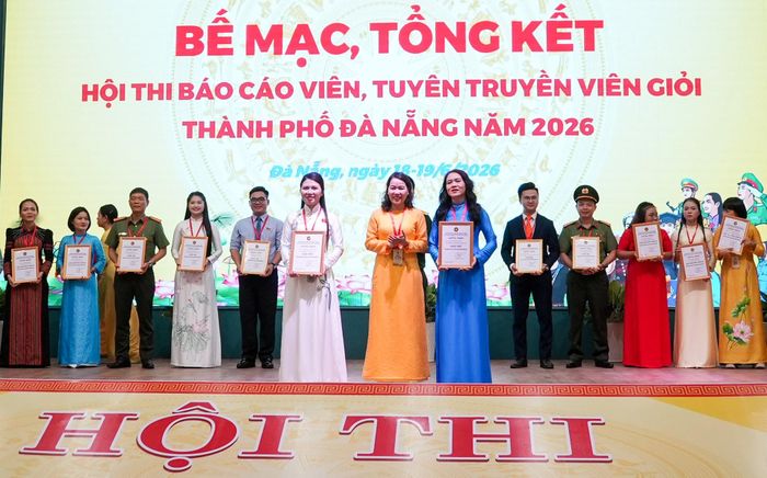 Ban tổ chức trao giải Nhì cho 2 thí sinh: Nguyễn Thị Thu Sương (áo trắng) và Nguyễn Thị Trà Mân (áo xanh). Ảnh: HỒ QUÂN