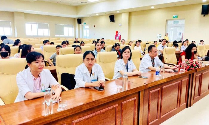 Hội nghị có sự tham gia của các bác sĩ trong lĩnh vực nhi. Ảnh: NGỌC HÀ