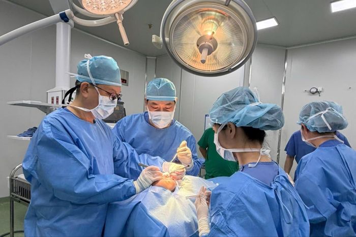 Các bác sĩ phẫu thuật điều trị khe hở môi - vòm miệng cho bệnh nhi tại Bệnh viện Phụ sản - Nhi Đà Nẵng. Ảnh: BV