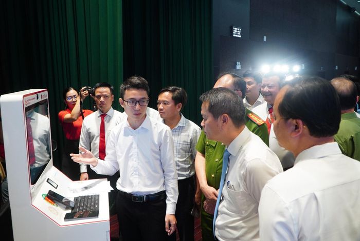 Chủ tịch UBND thành phố Nguyễn Mạnh Hùng (thứ 2 từ phải qua) nghe đại diện Agribank giới thiệu, vận hành hệ thống Kiosk thông minh. Ảnh: VINH ANH