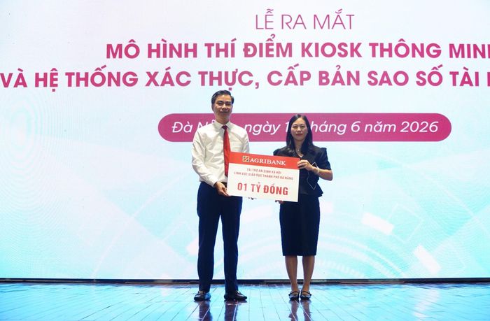 Phó Chủ tịch Ủy ban Mặt trận Tổ quốc Việt Nam thành phố Nguyễn Thị Thanh Phương (bên phải) tiếp nhận bảng tượng trưng hỗ trợ 1 tỷ đồng từ đại diện Agribank. Ảnh: VINH ANH