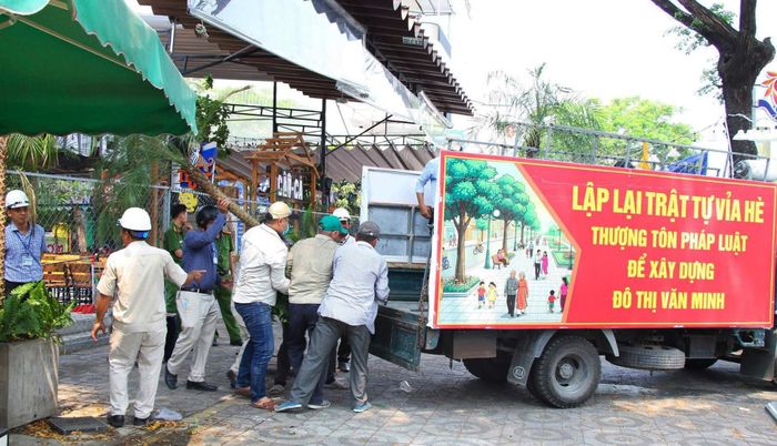 Lực lượng chức năng phường Hòa Xuân ra quân lập lại trật tự vỉa hè trên địa bàn phường. Ảnh: ĐẮC MẠNH